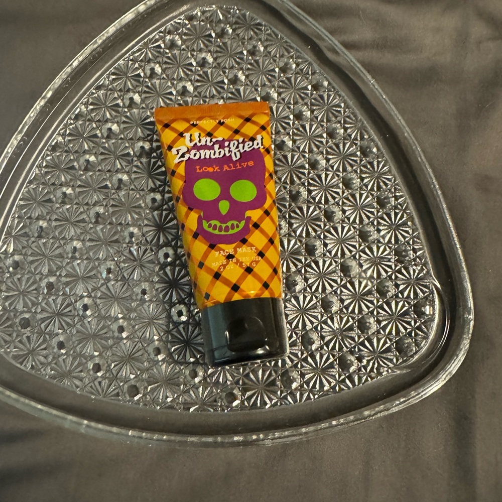 Perfectly Posh Vibrant Skull face mask - unzombified